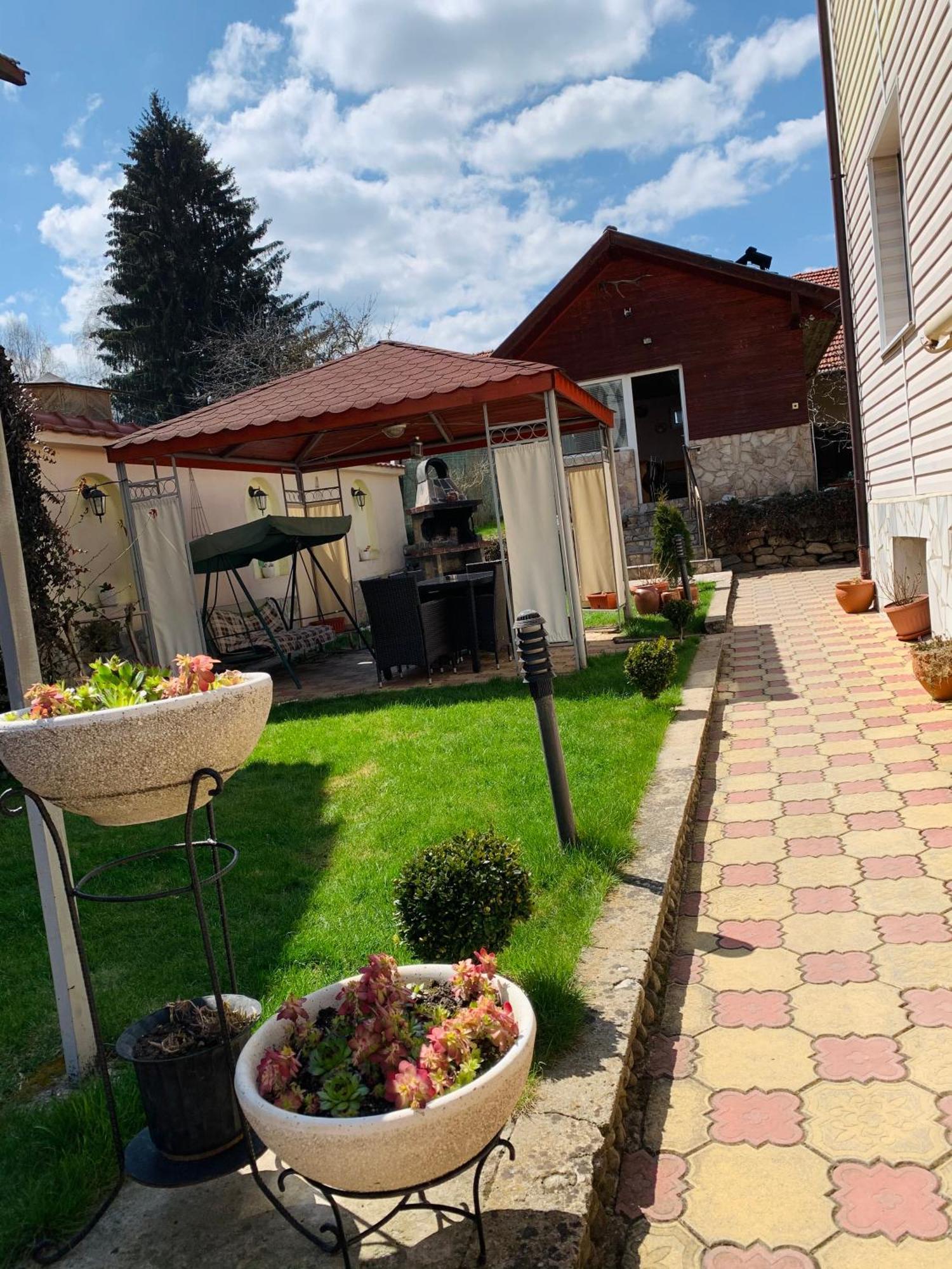 Sunny House Hotel Madzhare Bagian luar foto
